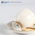 Puro blanco aislado y clásico de porcelana fino hueso China taza de café y platillo Set